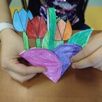 Kolorowe tulipany w rożku