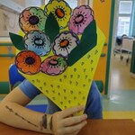 Kolorowe kwiaty w żółtym rożku