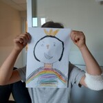 Portret mamy w kolorowej bluzie
