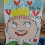 Portret mamy w żółtej koronie
