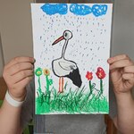 dziecko trzyma portret bociana