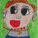 Portret uśmiechniętej mamy na zielonym tle