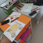 Prace dzieci na stolikach