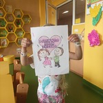 Dziewczynka prezentuje swoja pracę