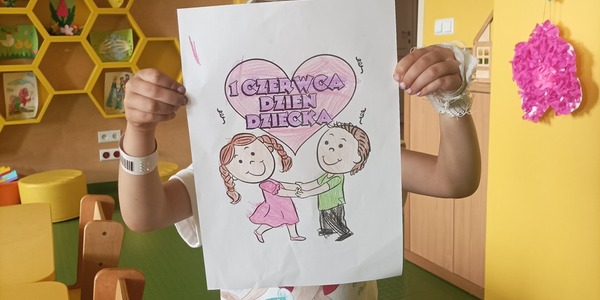 Dziewczynka prezentuje swoja pracę