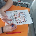 Dzieci rozwiązują łamigłówkę Dzieci z Europy