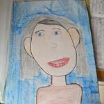 Portret dziecka na niebieskim tle