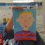 Portret dziecka w koszulce w paski