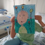 Portret dziecka z kolorowymi balonami