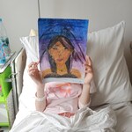 Portret dziewczynki z czarnymi włosami