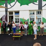 reżyser przedstawienia przemawia do aktorów Kroplówki