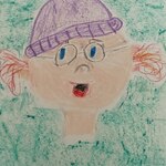Portret dziewczynki uczesanej w kucyki i w czapce