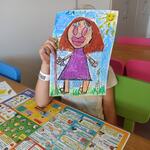 Uczennica prezentuje skończoną pracę