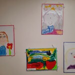 galeria portretów Mam i nie tylko, bo jest prezent-narysowany nowy samochód dla Mamy