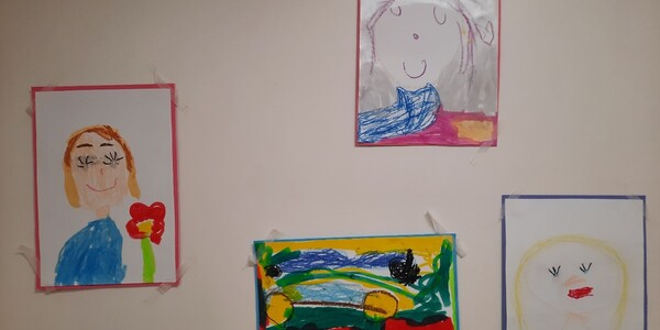 galeria portretów Mam i nie tylko, bo jest prezent-narysowany nowy samochód dla Mamy