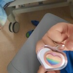 chłopiec trzyma breloczek dla Mamy
