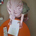 dziewczynka rysuje portret Mamy