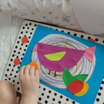 Kura z jajkami na gnieździe