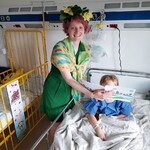 Nauczycielka jako Pani Lato wzbudza zainteresowanie dziecka książką o lecie