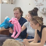 Studenci Akademii Teatralnej czytają opowiadanie o Żabku i Ropuchu