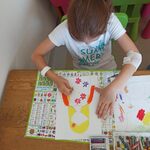 Dziewczynka podczas rysowania Lata z żółtymi włosami