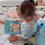 Dziecko wykazuje zainteresowanie książkę Jak się zachować w parku