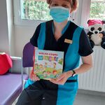 Nauczycielka prezentuje pomoc edukacyjną - Wielką Księgę Wakacji