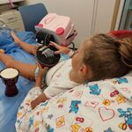 Dziewczynka uczy się grać na instrumentach muzycznych