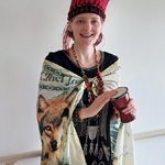 Nauczycielka ubrana w stylu indiańskim trzyma bęben