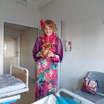 Nauczycielka w gra na Kalimba Karimba, ubrana w stylu hawajskim