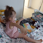 Dziewczynka pokazuje jak porusza się zwierzątko morskie