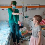 Nauczycielka w stroju krokodyla prowadzi zabawę parateatralną dla dziecka inspirowaną książką o dzikich egzotycznych zwierzętach