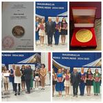 certyfikat nadania medalu Diligentiae  wychowawcy Annie Iwaniuk
zdjęcie pamiątkowe naszej wychowanki Moniki Pupek z Panem Prezydentem
medal Diligentiae przyznany Wychowawcy Annie Iwaniuk
moment wręczania medalu i certyfikatu Monice
pamiątkowe zdjęcie wyróżnionych uczniów i nauczycieli wraz z Panem Prezydentem Tadeuszem Truskolaskim