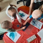 Słoneczna galeria-Urtica Dzieciom – dzieci zamalowują swoje odrysowane dłonie (później zostaną wykorzystane jako pióra do pawia-pracy zbiorowej