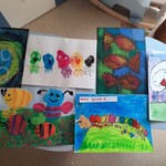 Słoneczna galeria – Urtica Dzieciom – prace Jakuba tworzone na kilku warsztatach (pszczółki, kolorowe ptaki, ryby, kolorowa stonoga, rodzinka bocianów