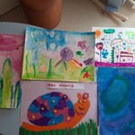 Słoneczna galeria-Urtica Dzieciom – prace Malwinki: b”Zabawne kaktusy”,  ”Podwodny świat” ”Zaczarowany domek”,  ”Wesoły ślimak”