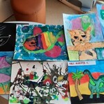 Słoneczna galeria-Urtica Dzieciom – prace Huberta: ”Mały rekin, ”Wesoły dinozaur”, ”Miasteczko nocą”, kotki, stwory, ryba i jeż