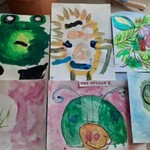 Słoneczna galeria – Urtica Dzieciom – prace Mateusza: ”Zielona żaba i biedronka”, ”Zielony żółw”, ”Zółw-kameleon”, ”Latarnia”