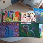 Słoneczna galeria – Urtica Dzieciom – prace Darii:  ”Kolorowe domki”,  ”Paw”, kwiaty,  ”Złoty ślimak”