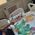 Słoneczna galeria – Urtica Dzieciom - chłopiec w sali separatkowej tworzy pracę z kaktusami