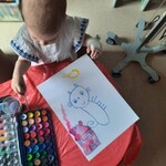 Słoneczna galeria – Urtica Dzieciom – dziewczynka tworzy uśmiechniętego kotka
