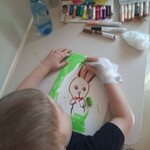 Słoneczna galeria – Urtica Dzieciom - chłopiec tworzy królika