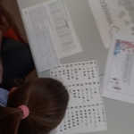 Uczennica szyfruje wiadomość
