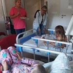 Dzieci wykonują zadanie ruchowe do tekstu przygotowanego przez nauczycielki w Dniu Przedszkolaka