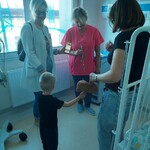 Nauczyciele, dziecko i rodzic podczas zabawy ruchowo-muzycznej w Dniu Przedszkolaka