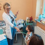 Nauczycielka i dziecko w chwili pasowania w Dniu Przedszkolaka