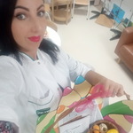 nauczycielka prezentuje pomoce do zajęć w Dniu Przedszkolaka