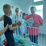 Nauczycielki i dziecko w chwili pasowania ołówkiem w Dniu Przedszkolaka