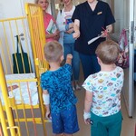 Nauczycielki przedszkola w trakcie aktu ślubowania przez dzieci w Dniu Przedszkolaka