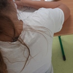 Uczennica koloruje godło Polski